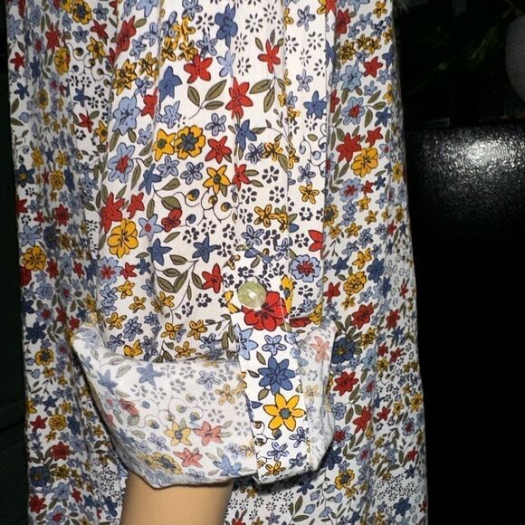 Jane and Delancey Bright Floral Hi Lo ButtonUp with Roll Tab Sleeves NWOT sz M - Picture 5 of 6